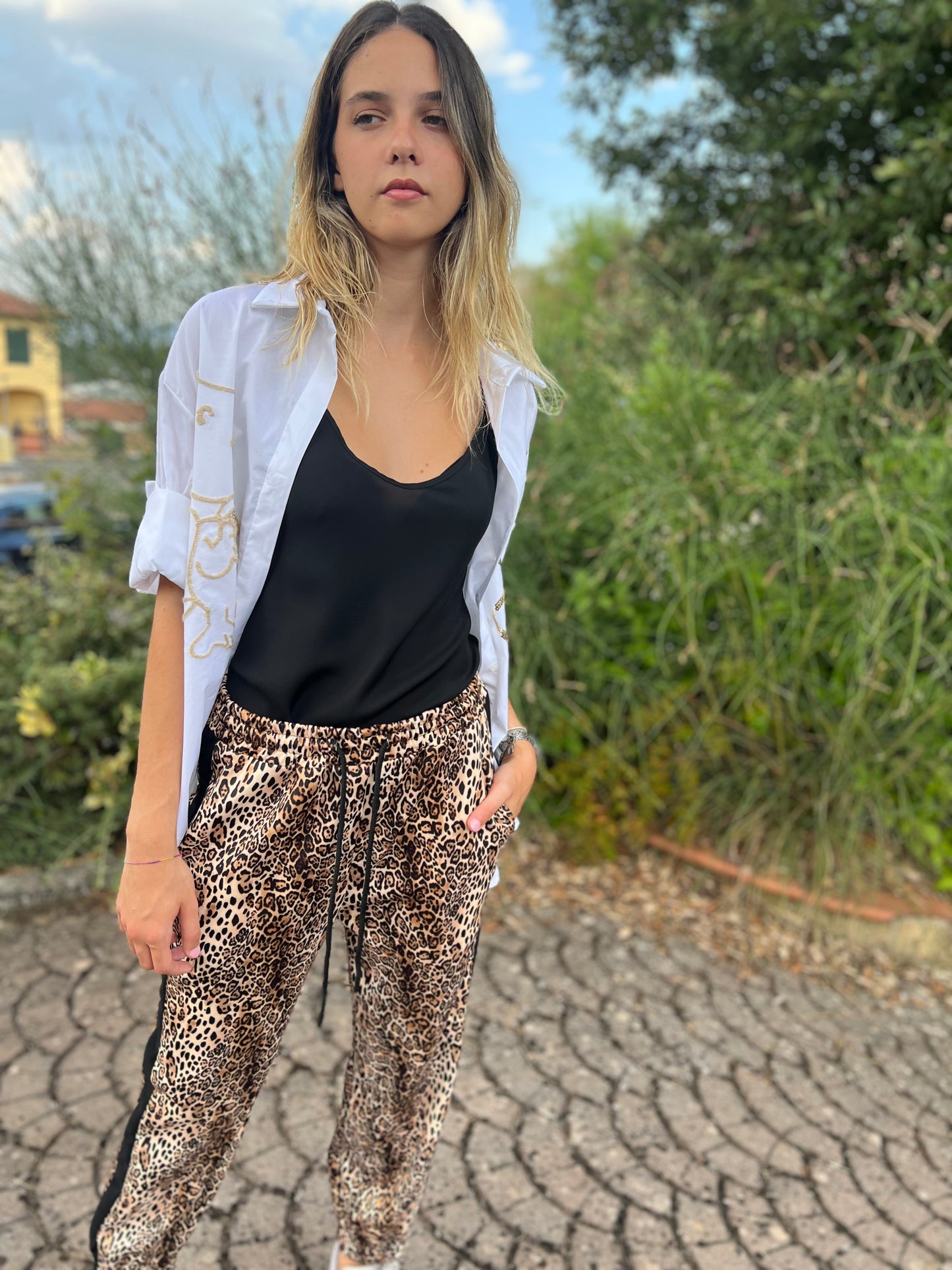 Pantalone tuta animalier con elastici.