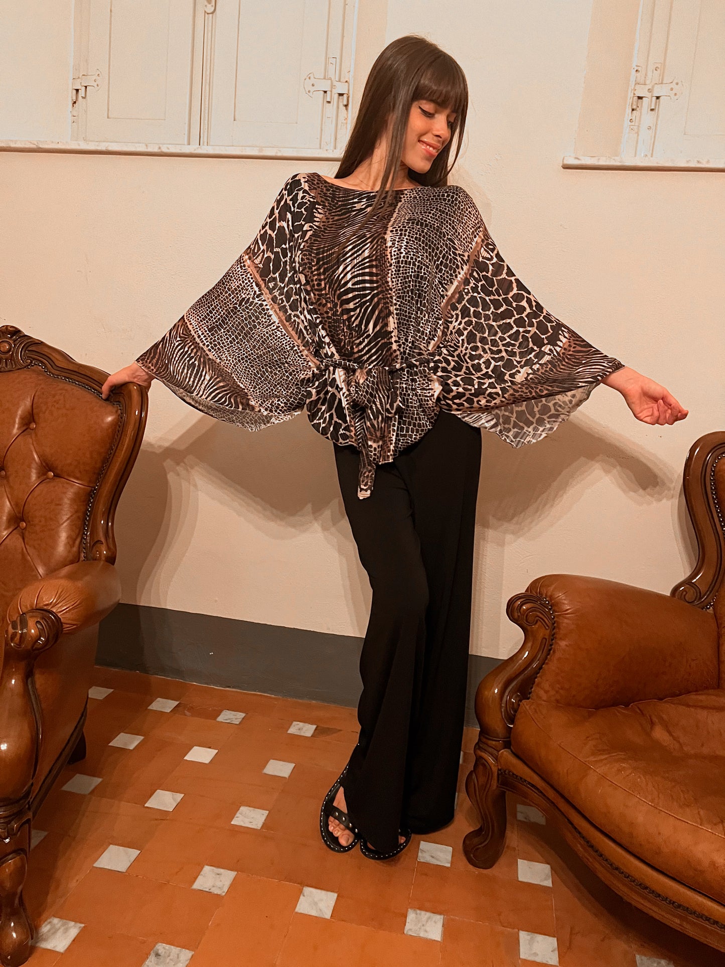 Blouse with knot and animalier bat sleeves